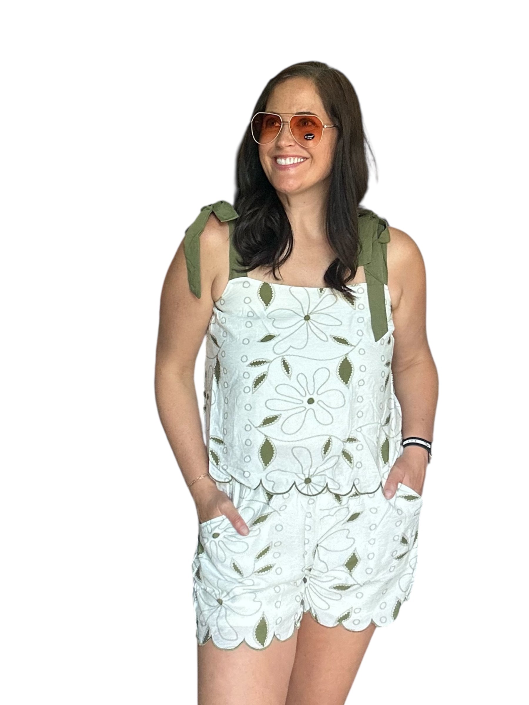 FLORAL EMBROIDERY DETAIL SCALLOP HEM SHORTS (2 Color Options) - The Girl on Ivy